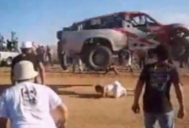 VIDEO: Salt cu masina peste un fan