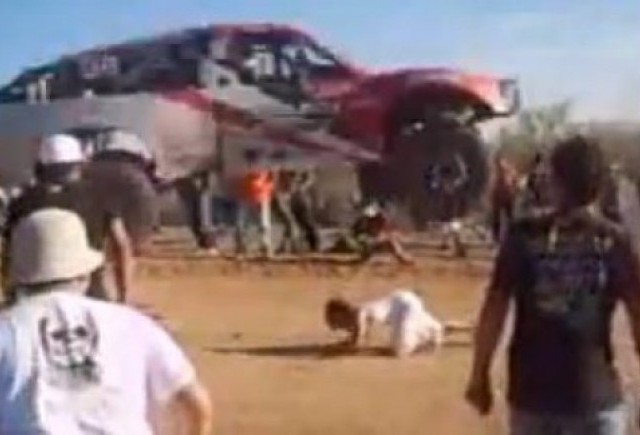 VIDEO: O masina de raliu sare peste un fan nebun