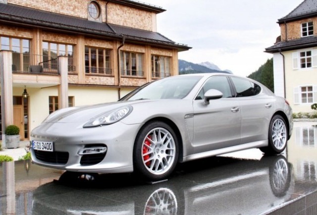 Porsche Panamera Turbo este masina Playboy a anului