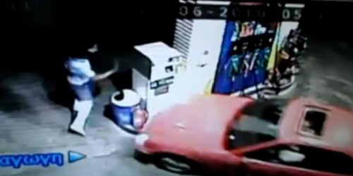 VIDEO: Un sofer beat intra cu masina intr-o pompa de benzina25941