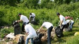 Dacia a organizat o actiune de ecologizare pe Raul Targului25935