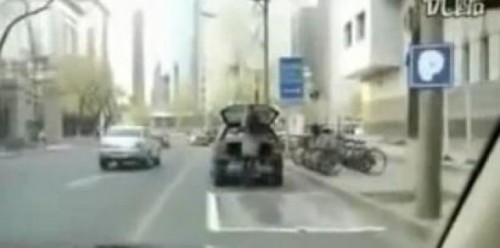 VIDEO: O chinezoaica a inventat locul de parcare portabil25769