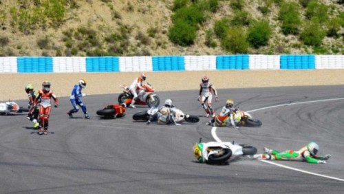 VIDEO: noua piloti Moto2 au cazut din cauza unei pete de ulei pe circuit24626