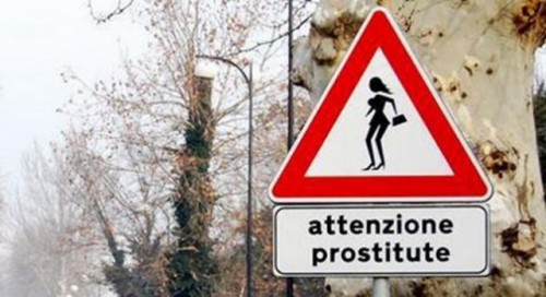 Semn de circulatie care anunta prezenta prostituatelor pe strada23165