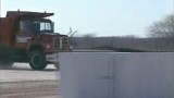 VIDEO: Cum sa opresti un camion de 30 tone22454