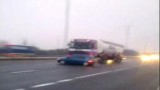 VIDEO: O masina este tarata pe autostrada de catre un tir22157