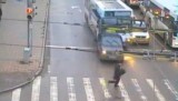 VIDEO: La o secunda de a fi calcat de autobuz16480