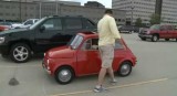 VIDEO: Un gigant conduce un Fiat 500 clasic15466