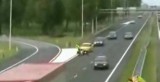 VIDEO: Un politist este calcat de o masina in timp ce dirija traficul14265