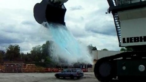 VIDEO: Un excavator urias varsa 43 de tone de apa pe o masina13496