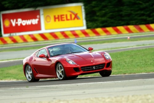 Schumacher a revenit pe circuit la bordul unui Ferrari 599 GTB HGTE11942