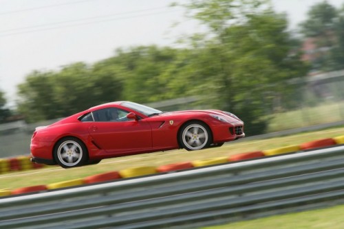 Schumacher a revenit pe circuit la bordul unui Ferrari 599 GTB HGTE11943