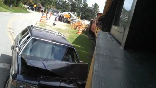 VIDEO: Accident stupid: o masina intra intr-un tren11896