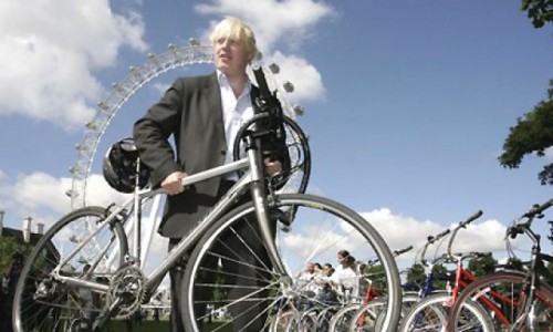 VIDEO: Primarul Londrei, aproape sa-si piarda viata pe bicicleta11383