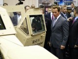 Arnold Schwarzenegger isi mai ia un Hummer?9707