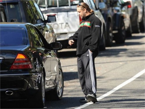 Vedete si masini: Russell Crowe face autostopul?8007