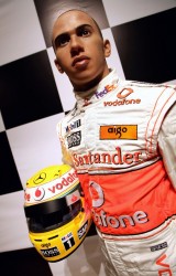 Lewis Hamilton ajunge statuie7814