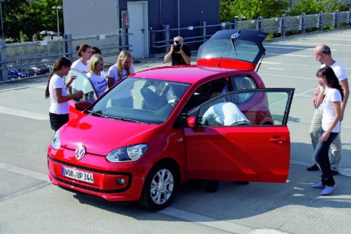 16 persoane in VW Up!