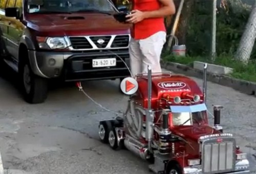 VIDEO: Incredibil, o masinuta-macheta tracteaza un SUV!45666
