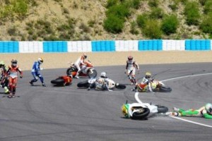 VIDEO: noua piloti Moto2 au cazut din cauza unei pete de ulei pe circuit