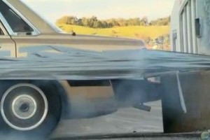 VIDEO: MythBusters face un test inedit cu o masina lipita cu o banda adeziva
