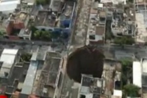 VIDEO: Crater de 60 m pe o strada din Guatemala