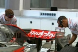 VIDEO: Hamilton si Button se fac de ras la asamblarea unui McLaren