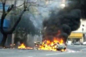 VIDEO:  Cum se face scrum o masina incendiata