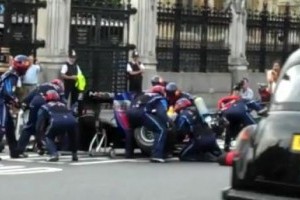 VIDEO: Mark Webber face un pit stop in fata parlamentului britanic