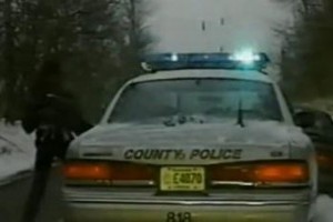 VIDEO: O femeie fura masina politiei
