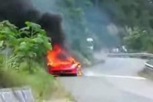 VIDEO: Inca un Ferrari 458 Italia a luat foc