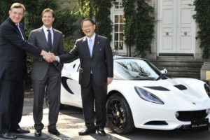 Seful Lotus ii face cadou sefului Toyota un Elise pentru a celebra parteneriatul dintre companii