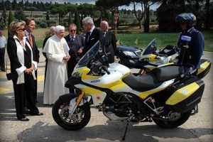 Ducati ofera Papei doua motociclete Multistrada