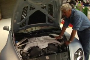 VIDEO: Jay Leno prezinta noul Aston Martin V12 Vantage