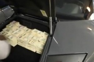 VIDEO: 50 Cent umple un portbagaj cu 2 mil de dolari