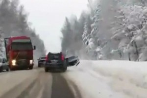 VIDEO: Iata doua accidente evitate la limita!