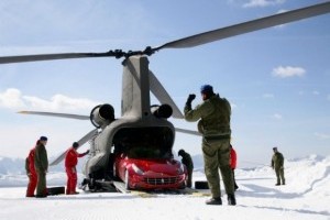 VIDEO: Ferrari transporta noul FF cu un elicopter Chinook
