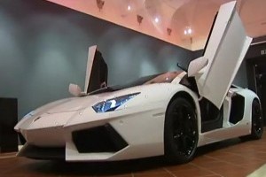 VIDEO: cum bagi un Lamborghini intr-o camera