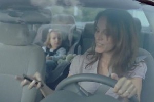 Video: BMW intra in cruciada  împotriva neatenţiei la volan