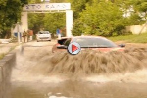 Raliul Gumball 3000  transformă Lamborghini Murcielago  într-un vehicul amfibie
