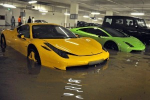 Maşini de milioane înoată într-un garaj în Singapore