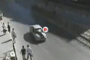 VIDEO: Un ofiţer al poliţiei turce atarna pe capota maşinii unui şofer beat
