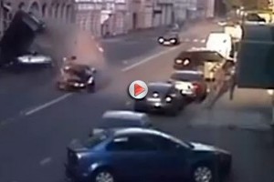 VIDEO: Nissan GT-R lovind  maşinile parcate pe o strada în Moscova