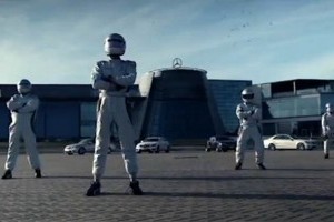 VIDEO: Mercedes-Benz World - merita sa te trezesti dimineata