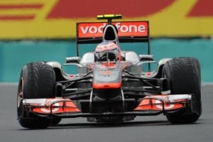 Button castiga surprinzator cursa din Ungaria