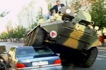 VIDEO: Un primar din Lituania a zdrobit un Mercedes S-Klasse cu tancul