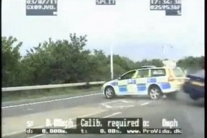 VIDEO: Un politist lovit intr-un accident de masina reuseste sa prinda un hot de masini
