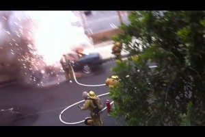 VIDEO: Un pompier mai tare ca o explozie