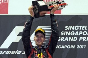 Vettel castiga in Singapore, dar titlul se joaca inca