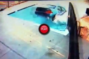 VIDEO: Sa vezi si sa nu crezi! Cu masina in piscina.